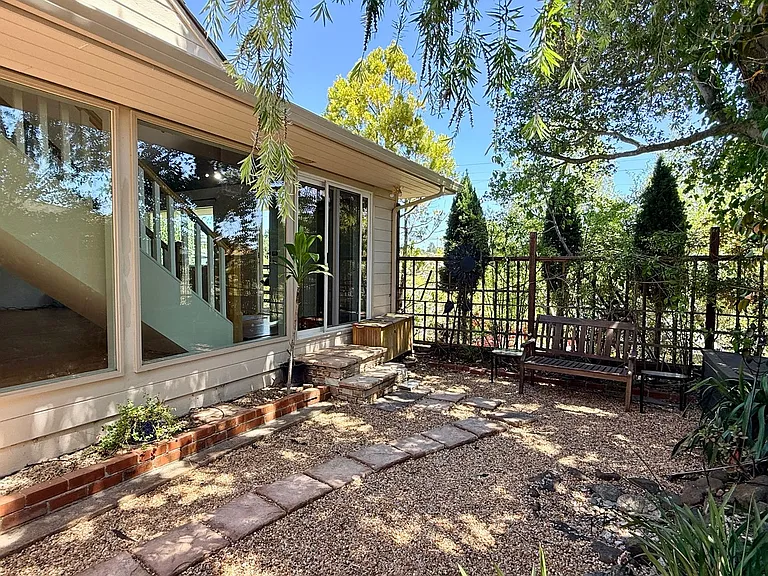 2122 Lyon Ave — Photo 2
