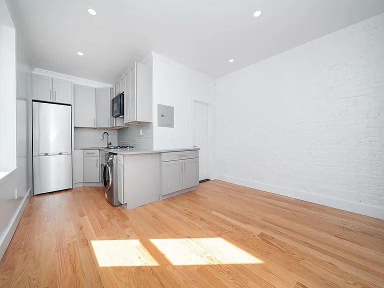 201 E 2nd St #5C — Photo 2