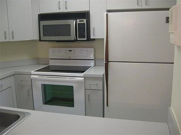 4th image of 9759 SW 138th Ave #Hb2r