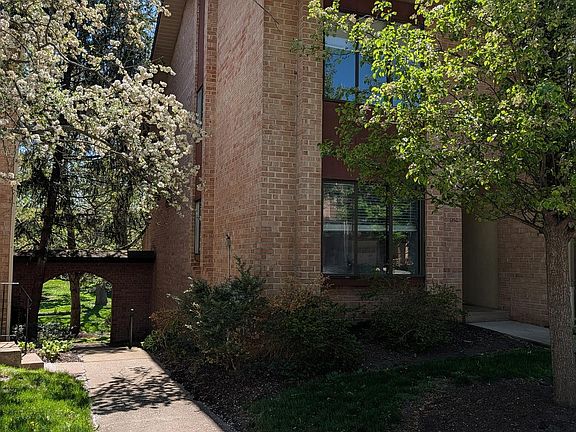 2nd image of 214 Stonybrook Dr #214