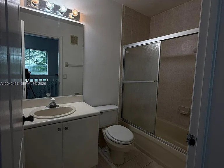 17640 NW 73rd Ave #200-19 — Photo 5