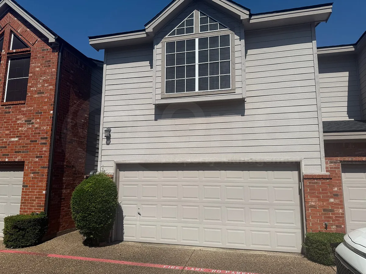 3 bed, 2.5 bath, 1696 sqft, $2,595 — Photo 2