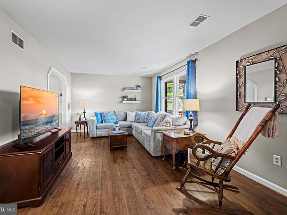 3rd image of 433 Obrecht Rd