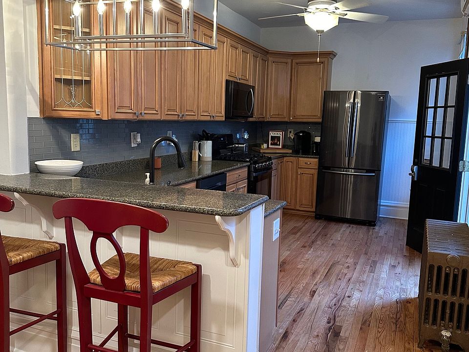 fully equipped kitchen with granite countertops, ceiling fan and new light fixture. bar stools included!