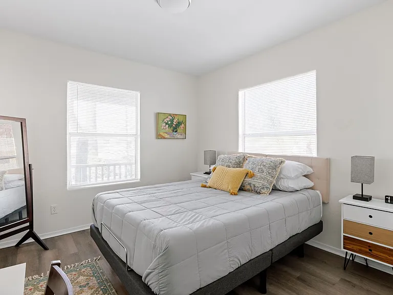 1025 E Portland St — Photo 23