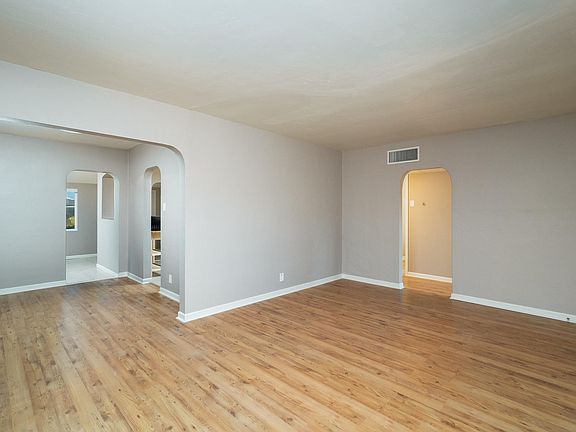 4th image of 309 E Clarendon Ave