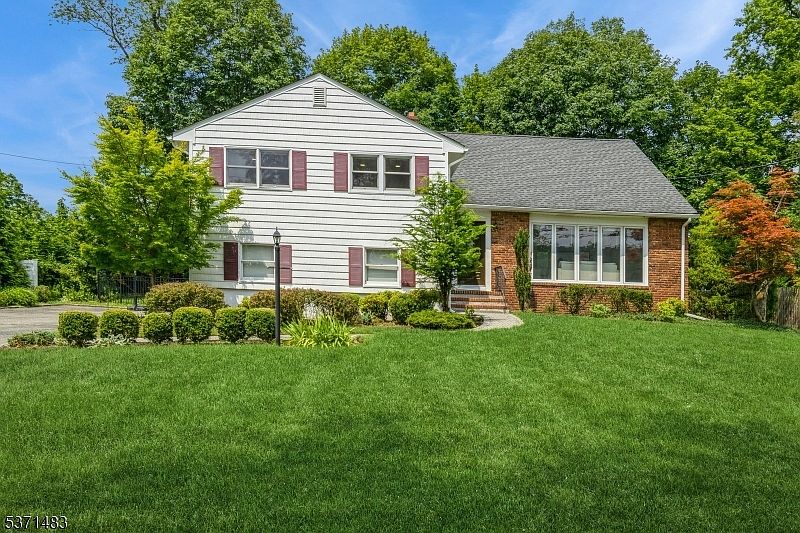 1st image of 12 Broadlawn Dr