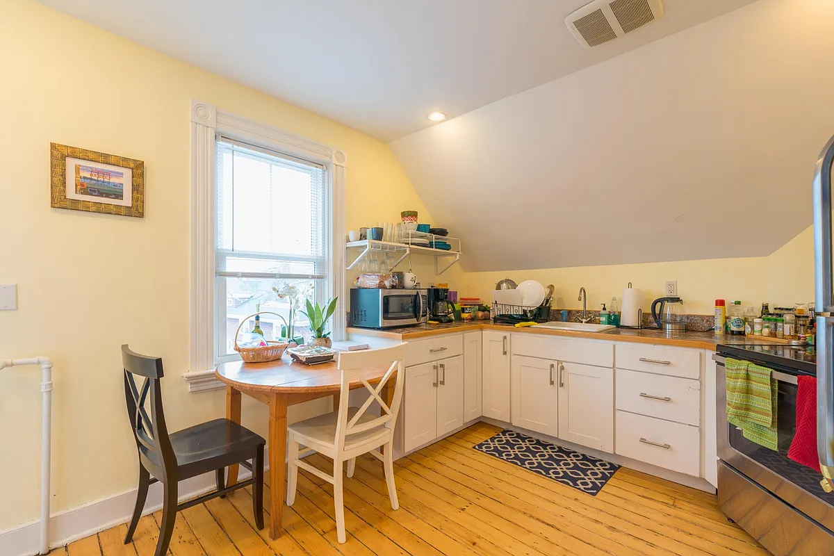Building Photo - 132 S Angell St #3
