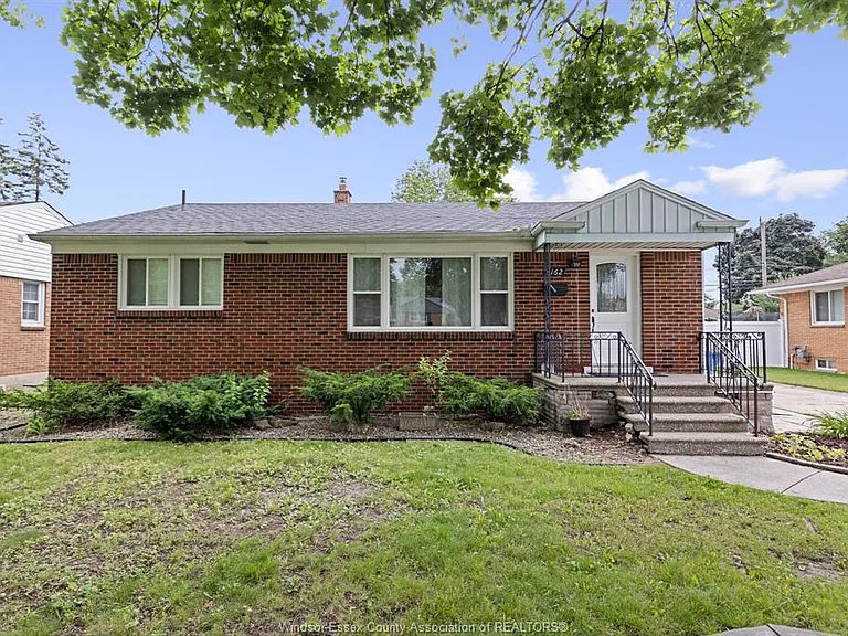 3162 Avondale Ave — Photo 1