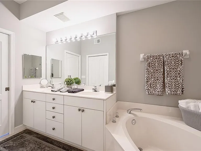 2371 Ravenna Blvd #101 — Photo 14