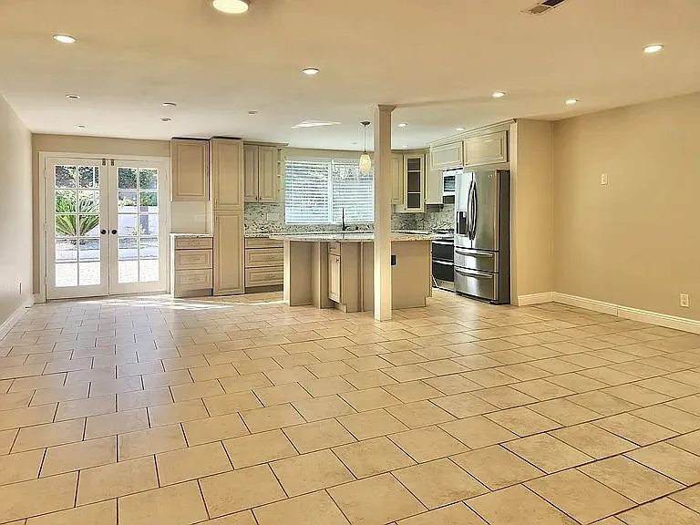 4 bed, 2609 sqft, $5,700 — Photo 2