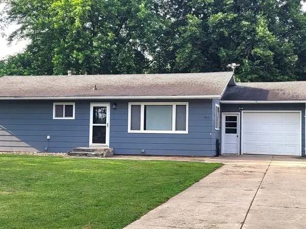 1812 E 9th St, Sheldon, IA 51201
