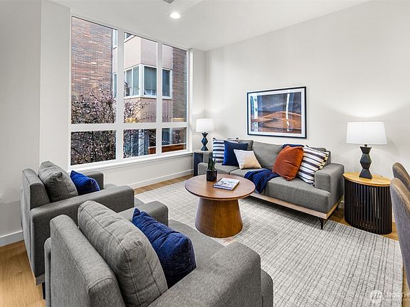 4th image of 318 C Bellevue Avenue E