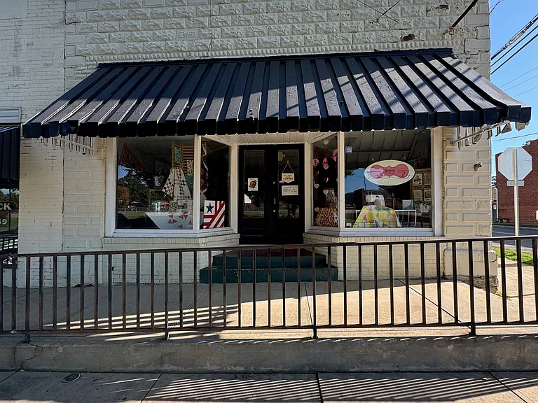102 W Virginia Ave — Photo 1