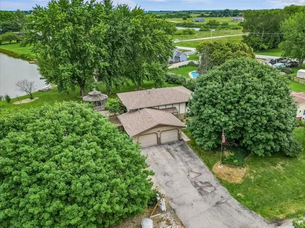 150 W Miller Ave, Hinckley, IL 60520