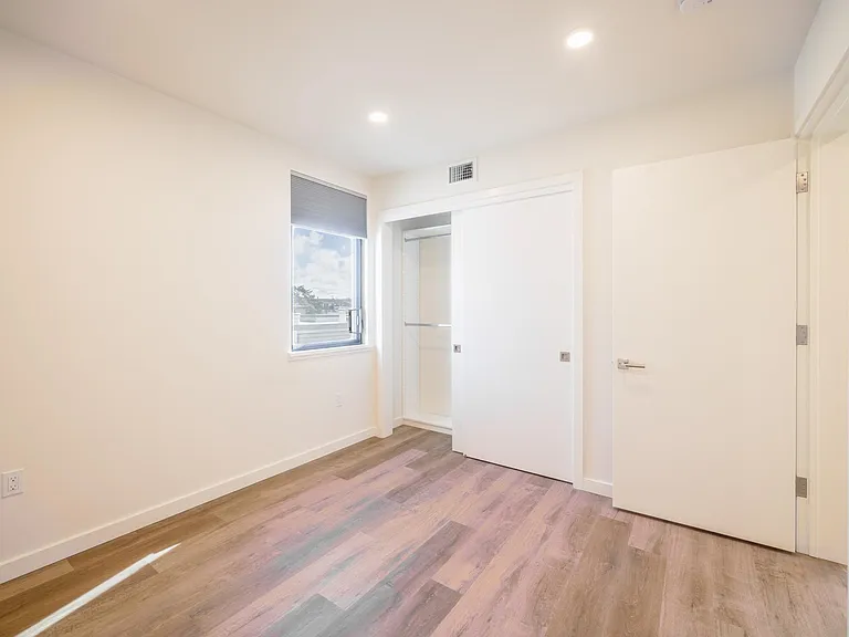 2410 33rd Ave #302 — Photo 8