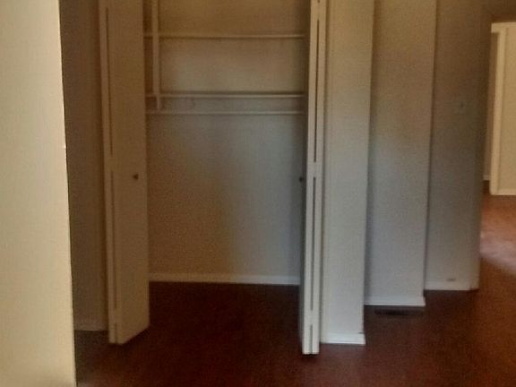 4th image of 821 Elm St