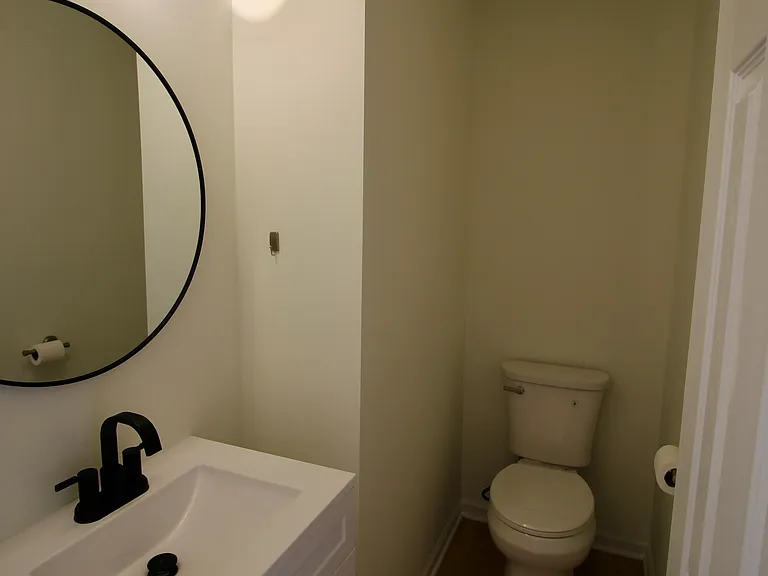 Guest bathroom on the kitchen level