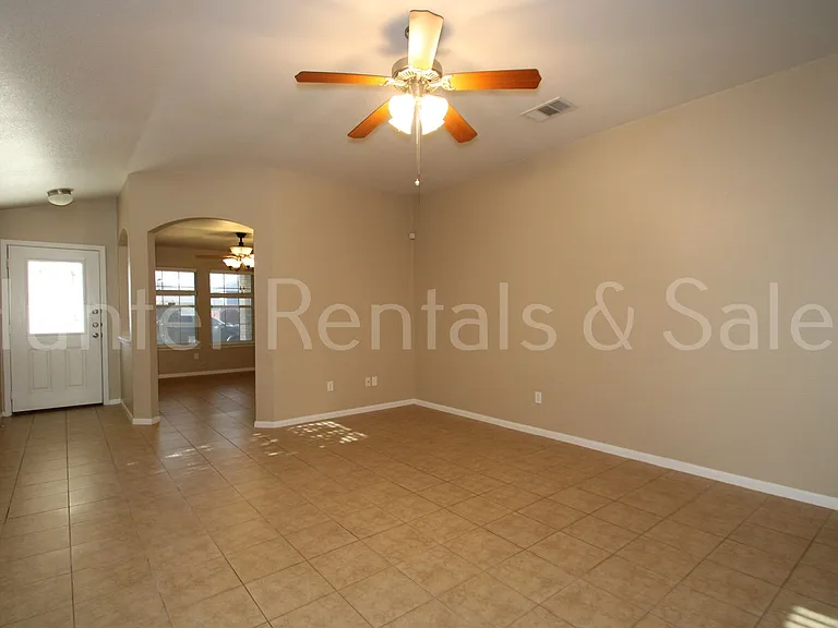 505 E Vega Ln — Photo 3