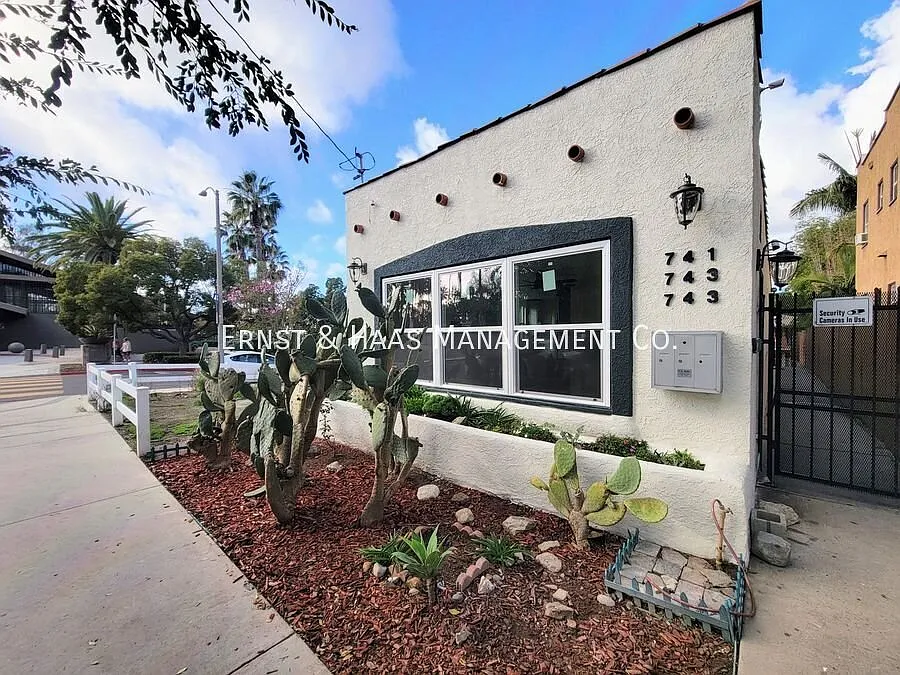 743 W 4th St