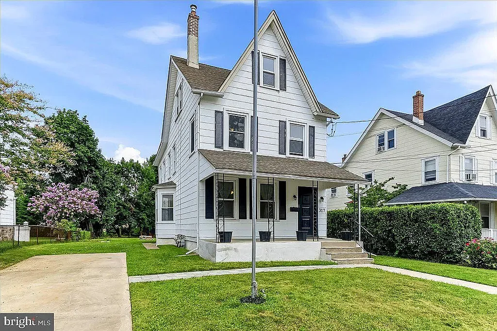 Spacious 3BR/1BA First-Floor Unit with Huge Backyard, Basement & Laundry — Photo 1