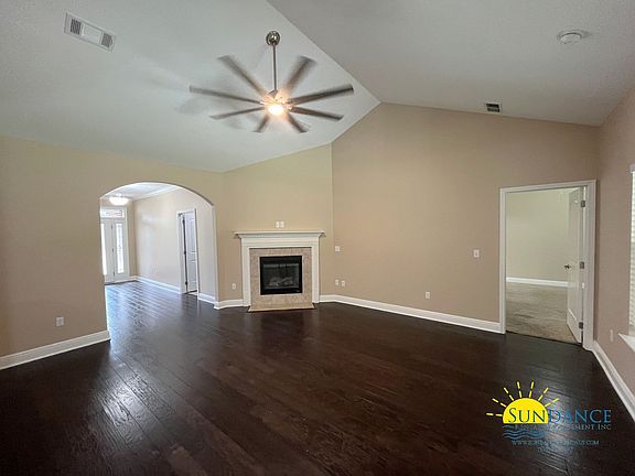 3rd image of 372 Camellia Ct