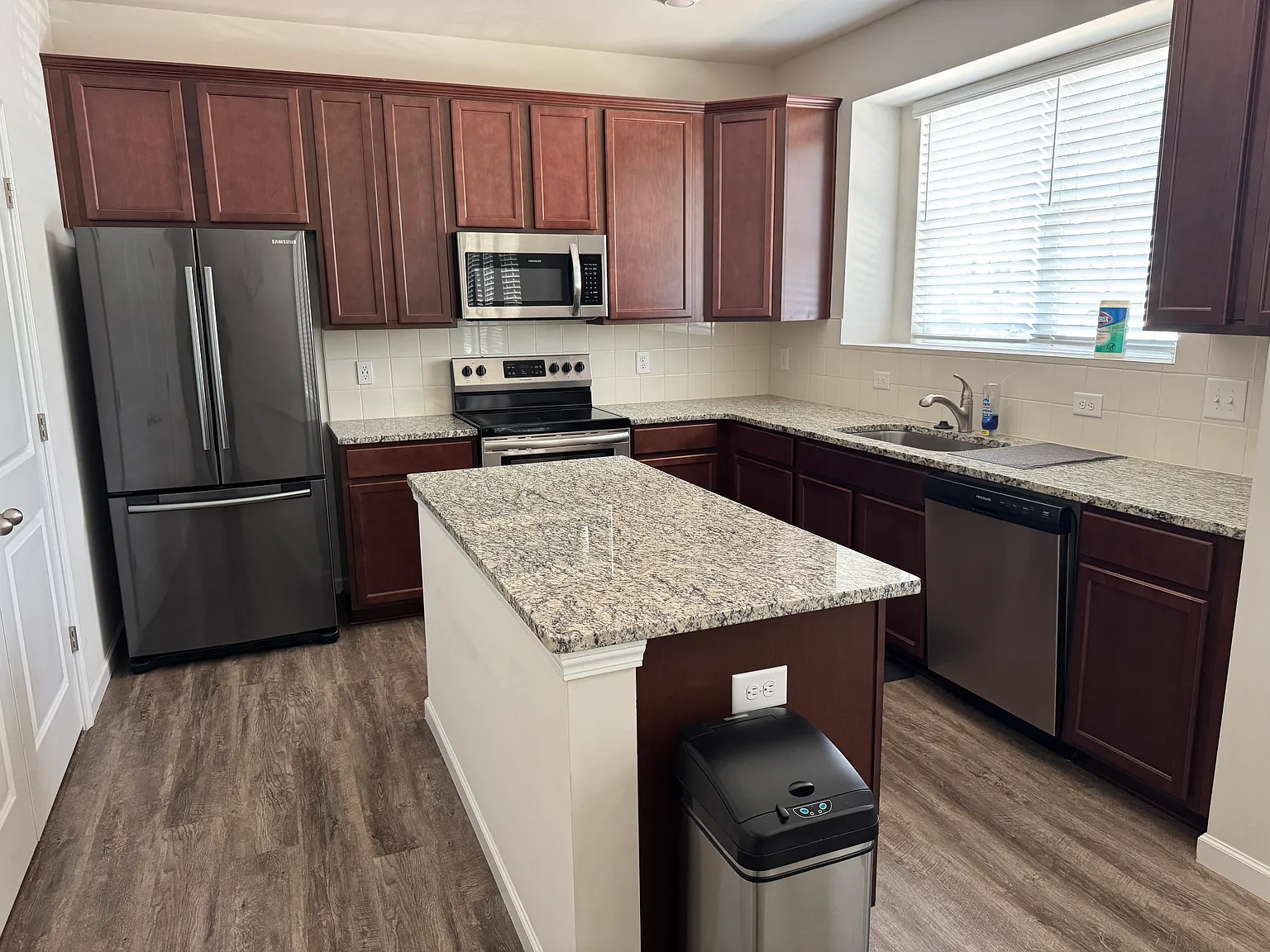 3 bed, 2.5 bath, 1274 sqft, $2,100 — Photo 4