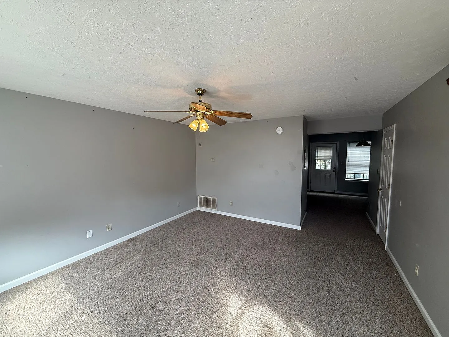 **2050 Clover Court** — Photo 2