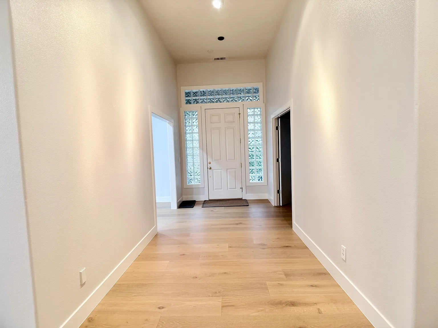 6 bed, 3.5 bath, 5000 sqft, $5,900 — Photo 4