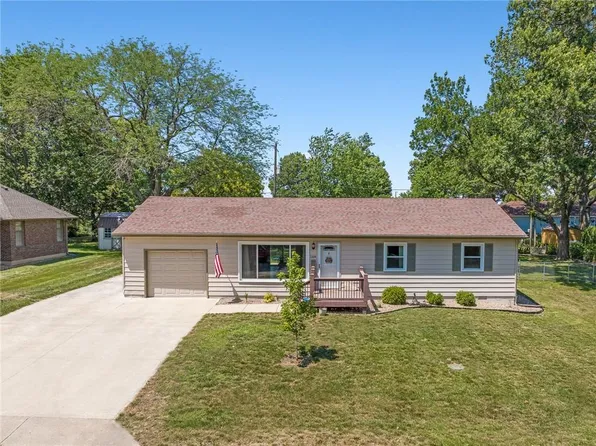 1104 Nakomis Dr, Paola, KS 66071