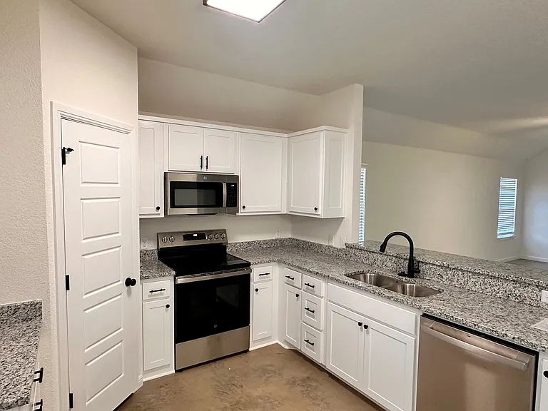 401 E Allen Ave — Photo 2