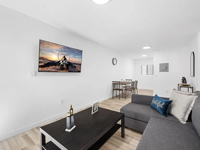 112 SW 11th Ave #1 — Photo 3