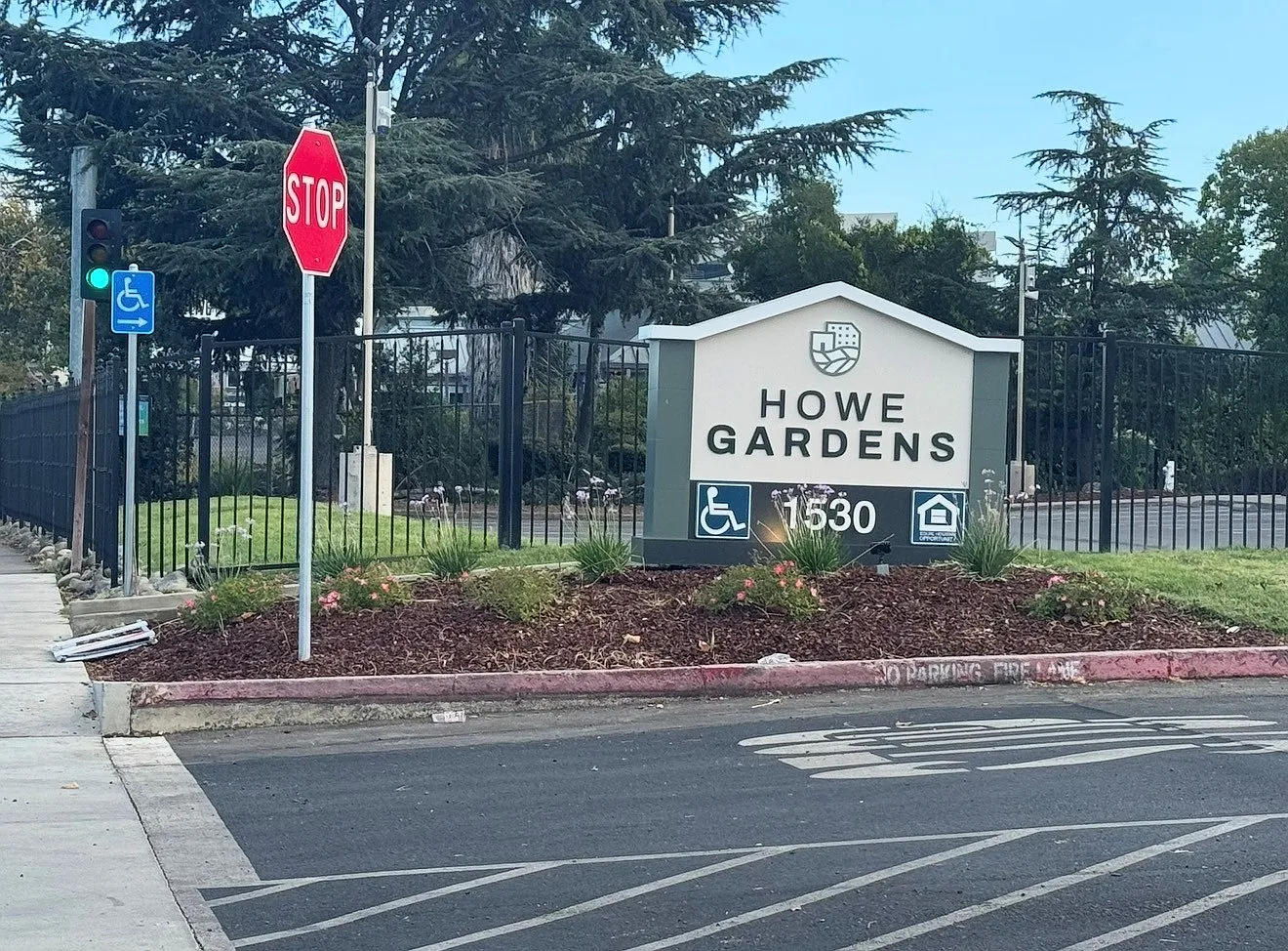 Howe Gardens — Photo 1
