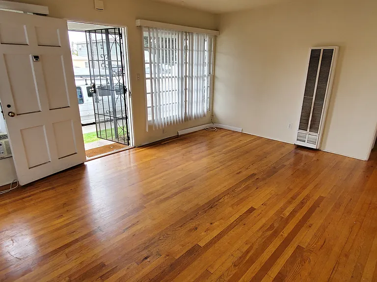 4106 Ingraham St — Photo 2