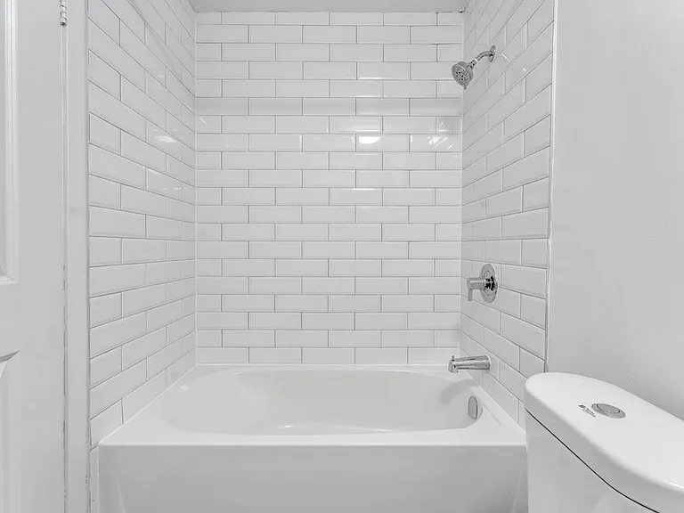371 Yonge St — Photo 9