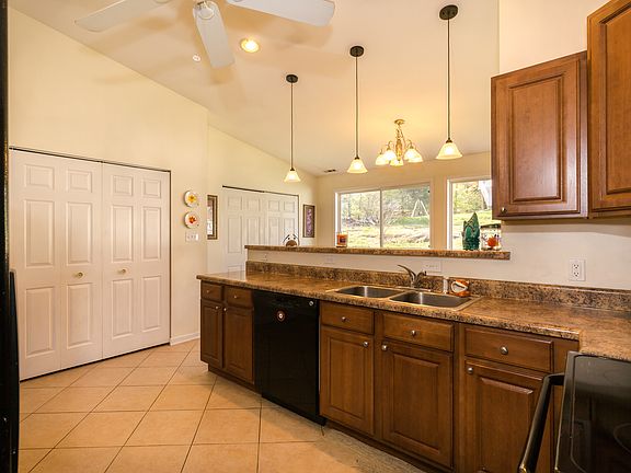 Beautiful cabinets & tile!
