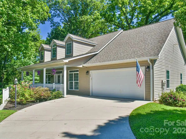 34 Waterbury Ct, Hendersonville, NC 28791