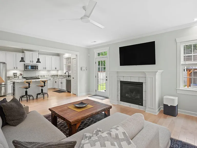 1024 W 36th St — Photo 27