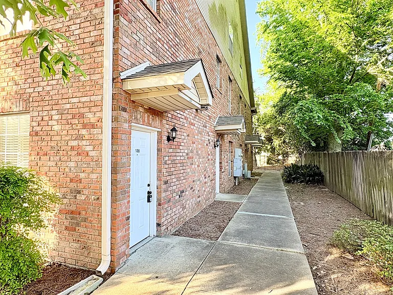 4441 Burbank Dr #108 — Photo 2