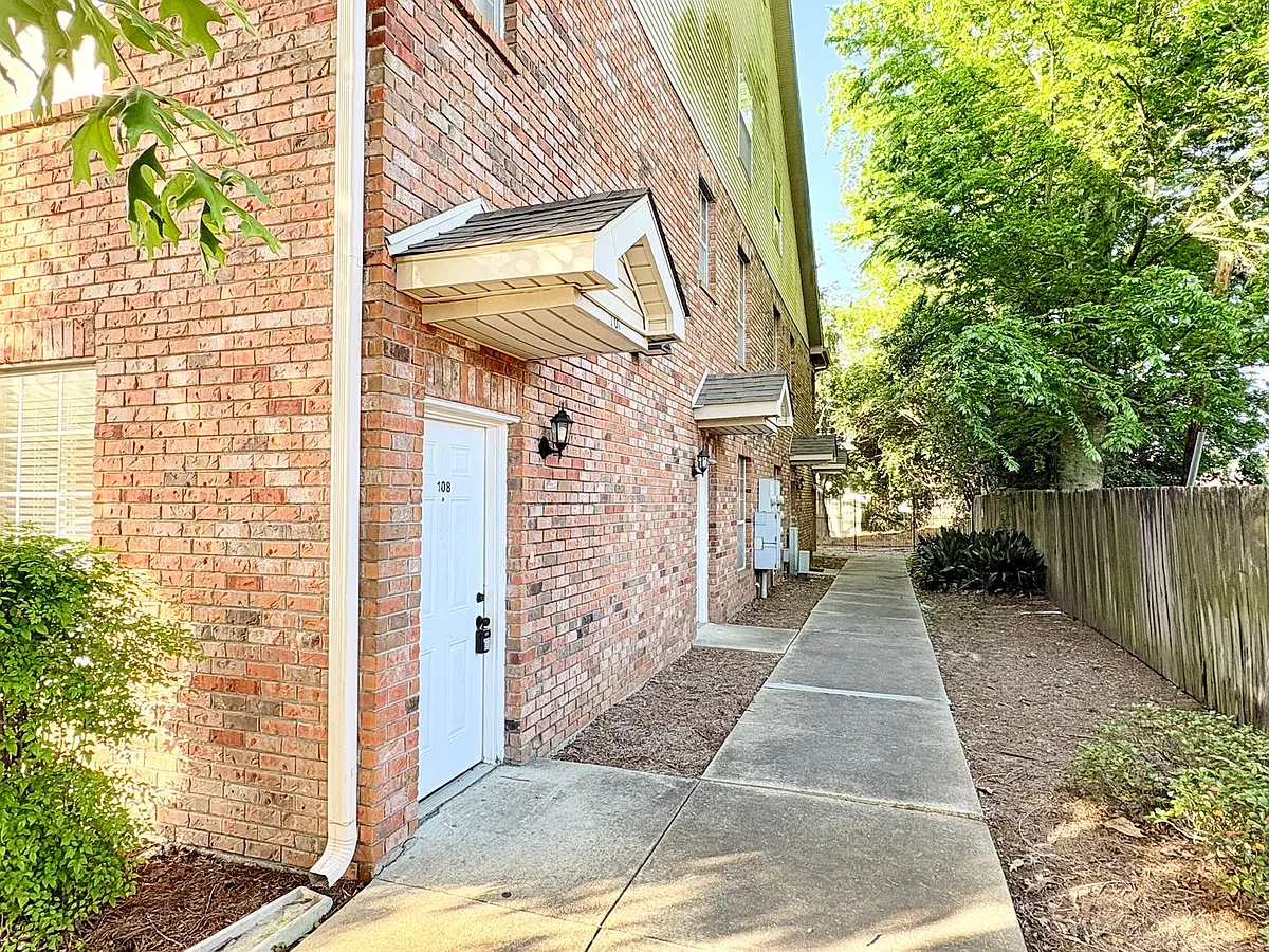 Building Photo - 4441 Burbank Dr #108
