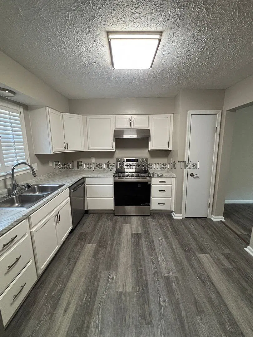 3 bed, 2.0 bath, 1400 sqft, $1,800 — Photo 3