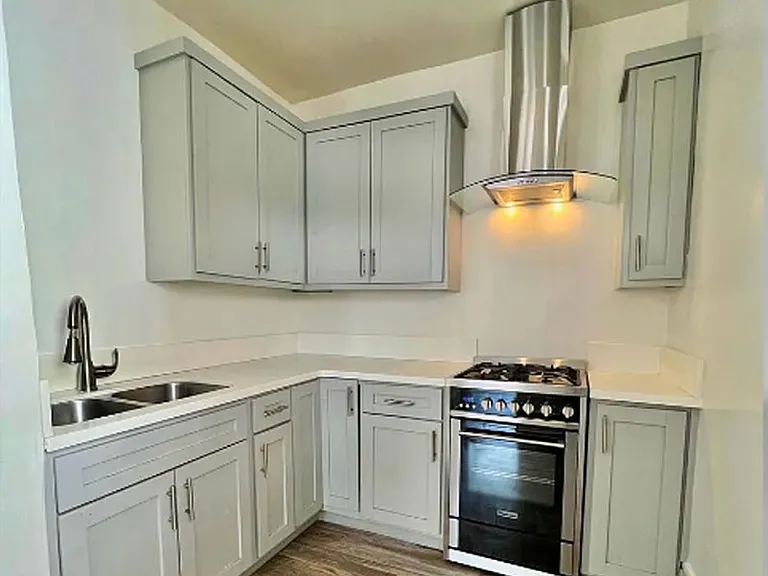 328 W 8th St — Photo 5