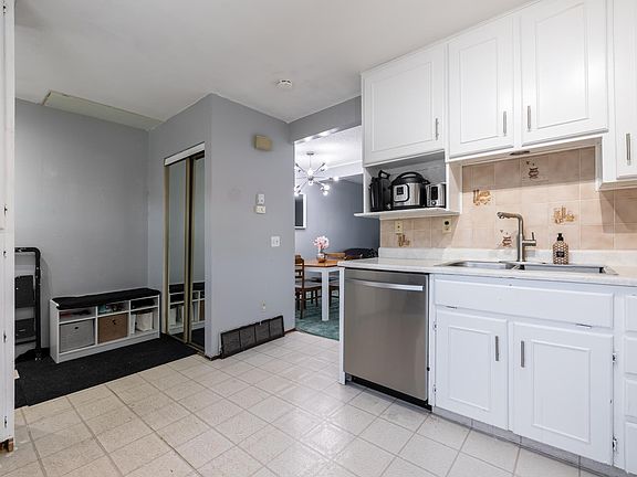 5th image of 1346 Lakewood Rd W