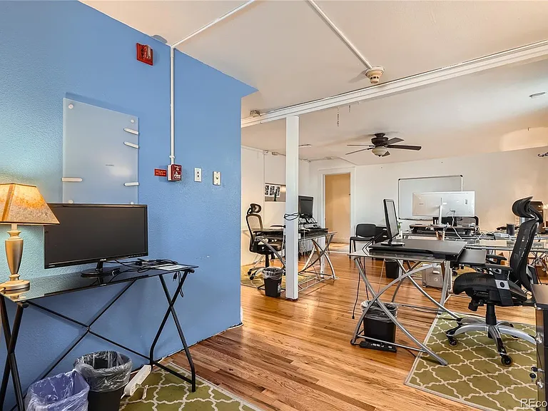 940 N Logan St — Photo 23