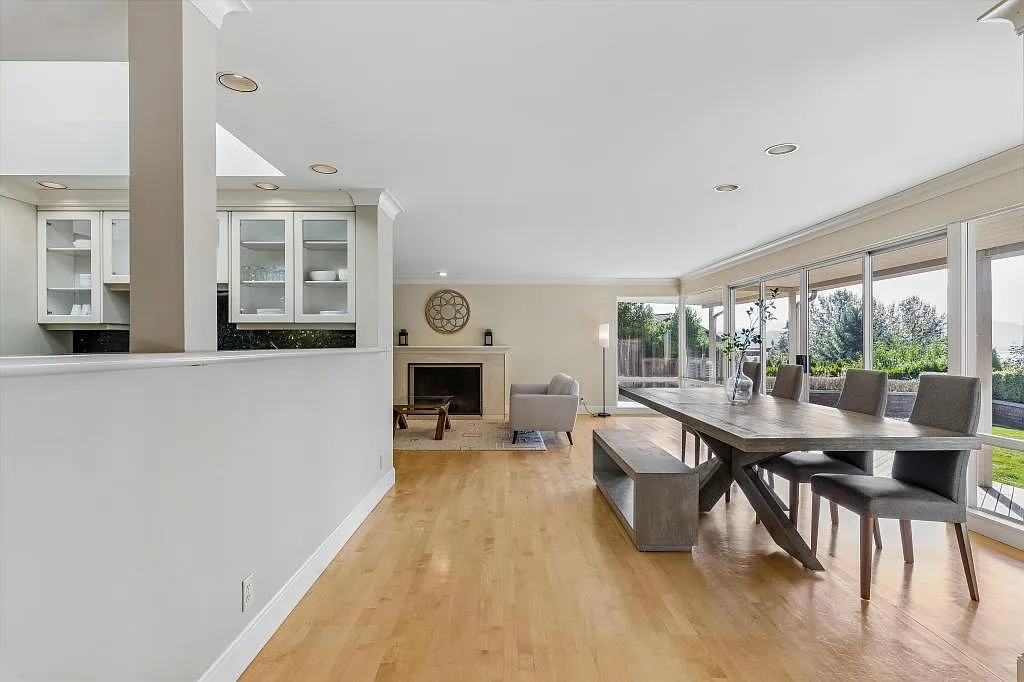 Peek-A-Boo View in Bellevue - 3 Bedroom + Studio 1 Bed Living - 4 bedrooms — Photo 4
