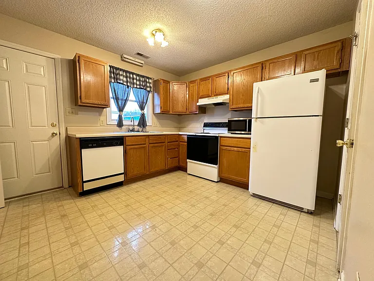 305 Elmer St #12 — Photo 8