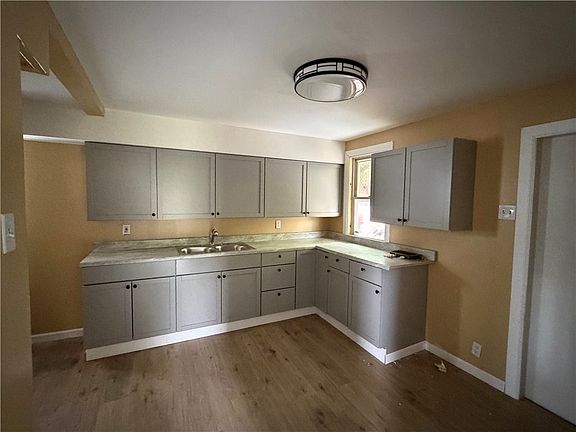 4th image of 549 Thompson Ave