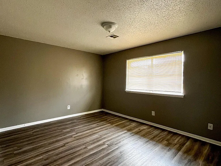 2032 Julie Dr — Photo 4