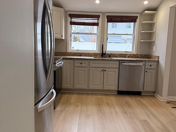 5th image of 549 Blue Point Rd