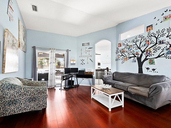 5th image of 1114 SW Gaffney Avenue